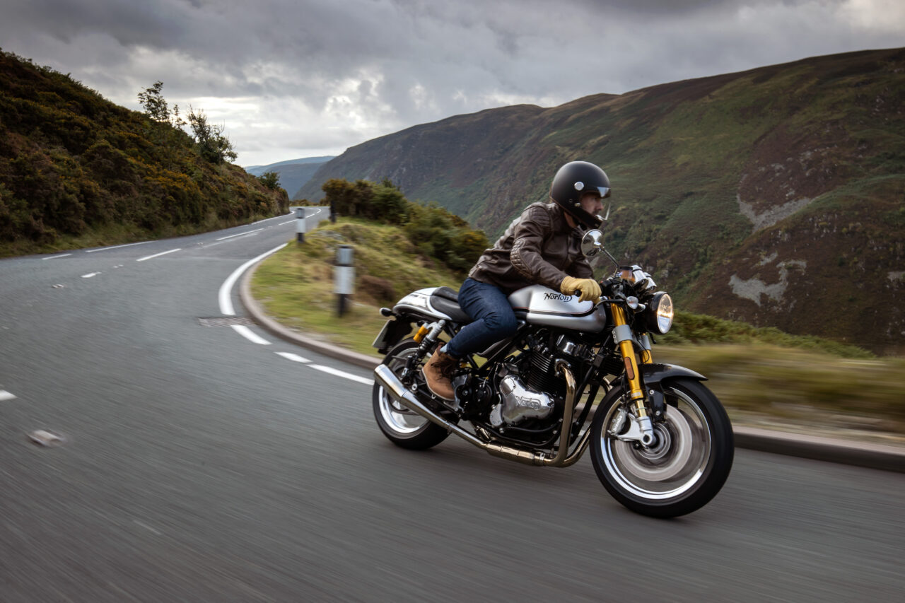 Norton Commando 961 SE Review & Specs | Devitt