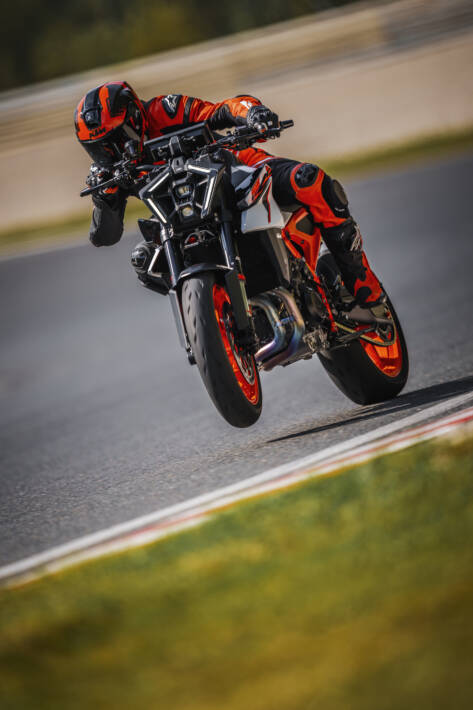 2025 KTM 990 Duke R